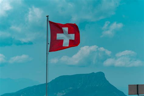 Suiza y su bandera: la historia de un símbolo del país - Colegio Suizo ...