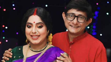 Sreemoyee Chattoraj shares a funny post as Kanchan Mullick poses with ...