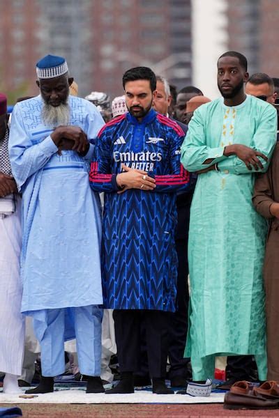 Kurta or thobe? Zohran Mamdani’s Arsenal Eid outfit reflects a ...