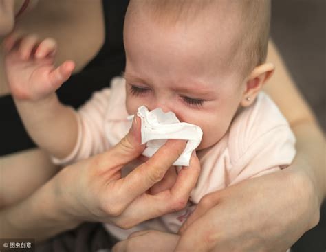 宝宝流鼻涕，是鼻炎还是感冒？关键看这一点 - 知乎