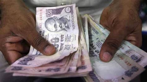 आज फिर 70 के पार पहुंचा रुपया, डॉलर के मुकाबले 21 पैसे हुआ कमजोर ...