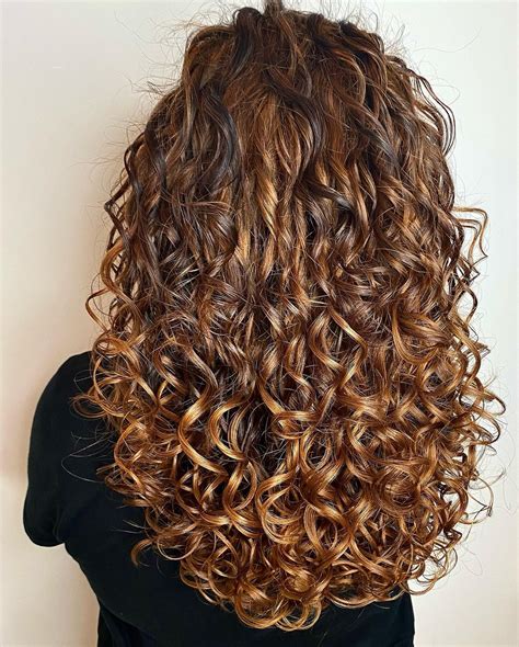 20 Curly Balayage Hair Ideas To Enhance Your Hair's Texture