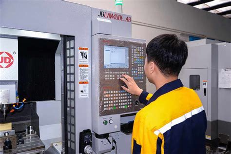 CNC Machine Operating 的图像结果