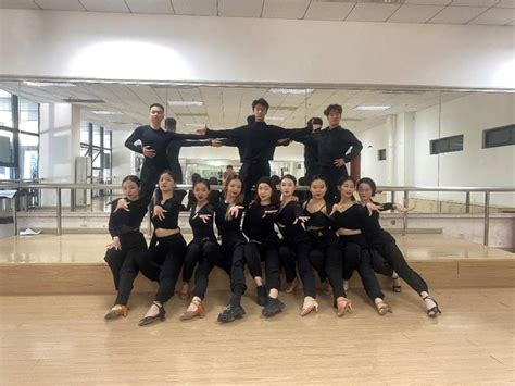 【转贴】芭蕾舞基训——重庆大学美视电影学院 05级舞蹈编导班 - 舞蹈图片 - Powered by Discuz!