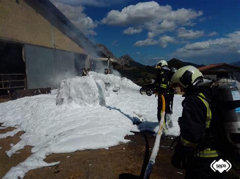 Un incendio calcina un tractor cargado de hierba en la localidad ...