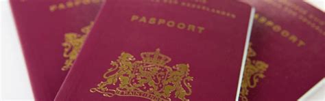 Marechaussee stuit op gemanipuleerd paspoort, tas vol bankbiljetten en ...