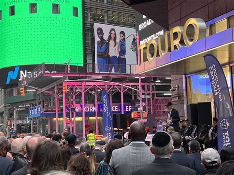 Times Square Tower Offers Lessons in Filling New York Office Buildings