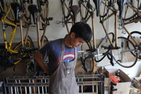 成都90后小伙用竹子造自行车 一辆卖3000元