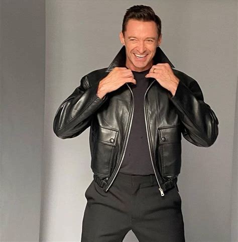 Hugh Jackman enciende las redes al bailar junto a figura de Ryan Reynolds