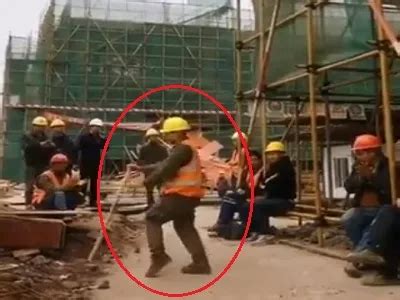 Metro constriction worker's moon Walk hits on YouTube : YouTube पर Hit ...