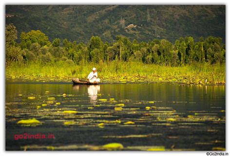 go2india.in : Old Man in his boat in Nagin Lake