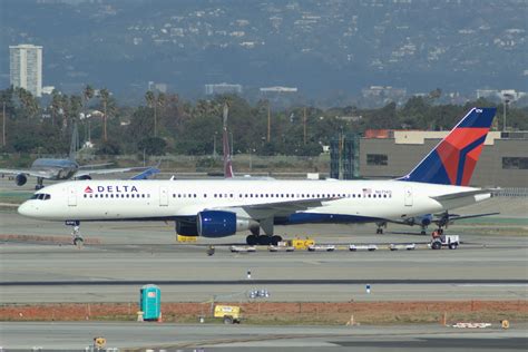 Boeing 757-200, Photos and Specifications