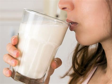 दूध पीने वाले जरूर पढ़ें, अगर दिखें ये 9 लक्षण तो आज ही छोड़ दें दूध ...