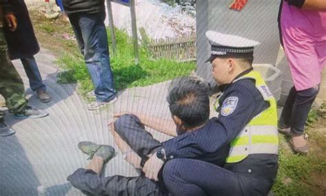 【暖新闻】江苏启东90后交警跪下为倒地老人“垫背”：“就是想老人舒服一点”-中青在线