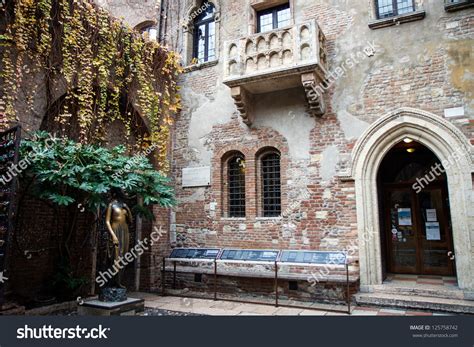 Romeo And Juliet Balcony In Verona, Italy Stock Photo 125758742 ...