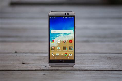 Up close with the metal curves of HTC's new flagship One M9 (pictures) - CNET