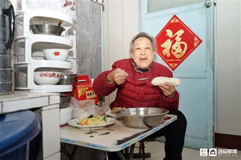 青岛城阳：东大洋社区助老大食堂开门纳客 老人吃得香 - 海报新闻