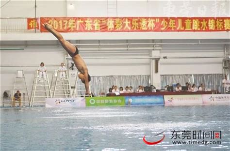 同步满分！中国奥运冠军与五岁女儿练习双人跳水，有爱互动萌出天际_腾讯新闻