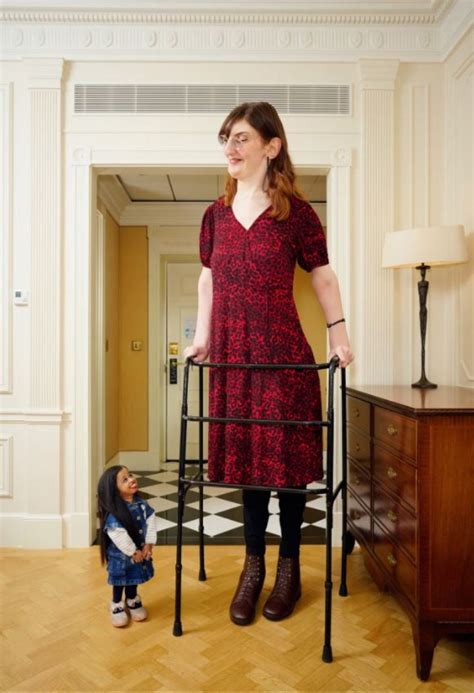 The world's tallest and shortest women meet in London for record-breaking tea | Euronews