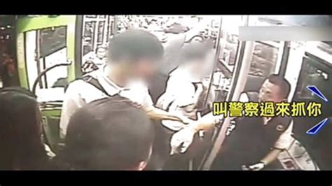 男子公交上骚扰女生 司机当场将其擒住_凤凰网视频_凤凰网