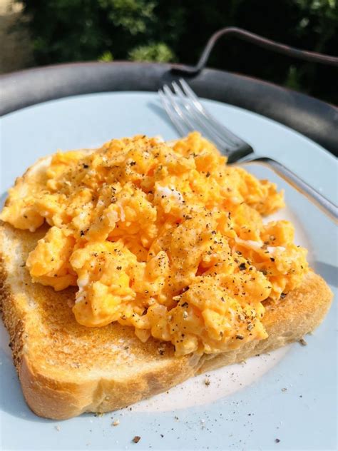 https://daisiesandpie.co.uk/wp-content/uploads/2022/09/scrambled-eggs-on-toast-2-735x980.jpg?utm_source=chatgpt.com