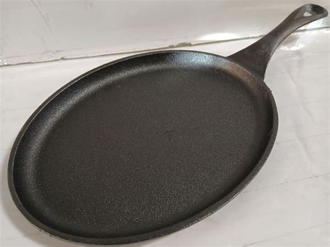 NEW OVAL CAST IRON SKILLET / FAJITA PAN