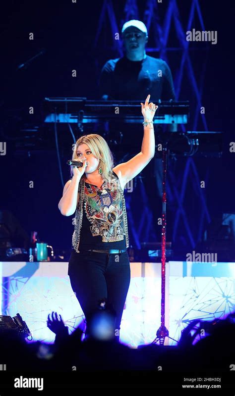 Kelly Clarkson Performs Live 的图像结果