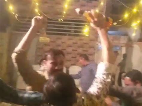 પીલે પીલે ઓ મોરે રાજા ગીત પર જાનૈયાઓ દારૂની બોટલ સાથે ઝૂમ્યા, પોલીસે ...