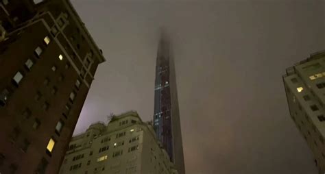 纽约高楼塔吊因大风摇晃 碎片从85层高空落下-搜狐大视野-搜狐新闻