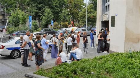 GUŽVA ZA PASOŠE: Redovi ispred policijske stanice u zgradi Tanjuga na ...