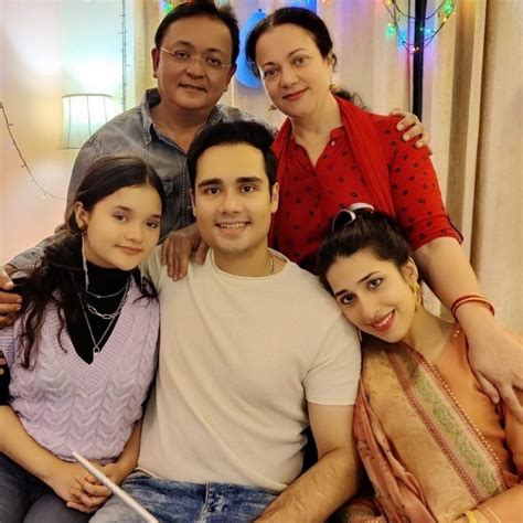 90 के दशक की बोल्ड अदाकारा मंदाकिनी की बेटी है बला की खूबसूरत, बिल्कुल ...