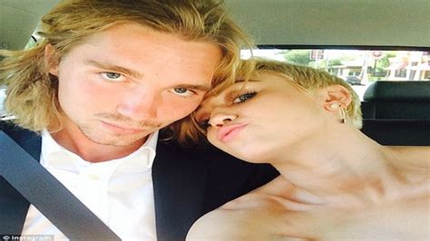 Miley Cyrus invites Jesse Held to live with her - India Today