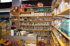 scaffali in legno per negozi arredamento negozio per animali pet shop scaffali in legno per negozi arredamento negozio per animali pet shop