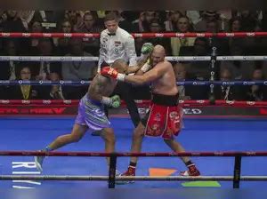 Oleksandr Usyk beats Tyson Fury in heavyweight championship rematch ...