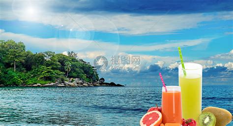 在热带海滩上的饮料高清摄影大图-千库网