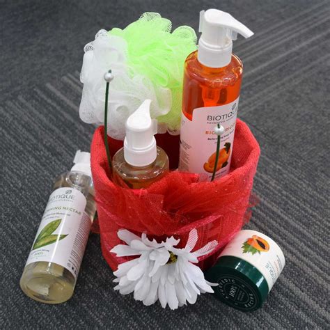Beauty Gift Hampers | Best Gift Hampers for Women India - Giftcart