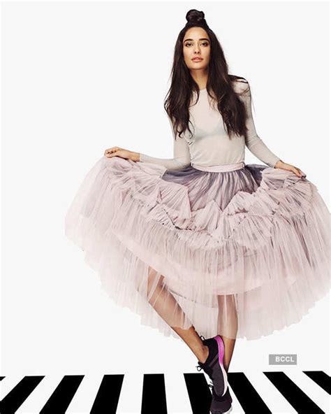 Lisa Haydon flaunts her baby bump in bathtub Pics | Lisa Haydon flaunts ...