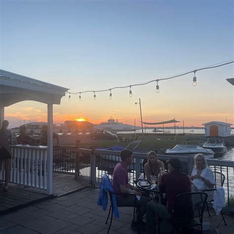 HOTEL WOLFE ISLAND (Ontario) - Inn Reviews, Photos, Rate Comparison ...