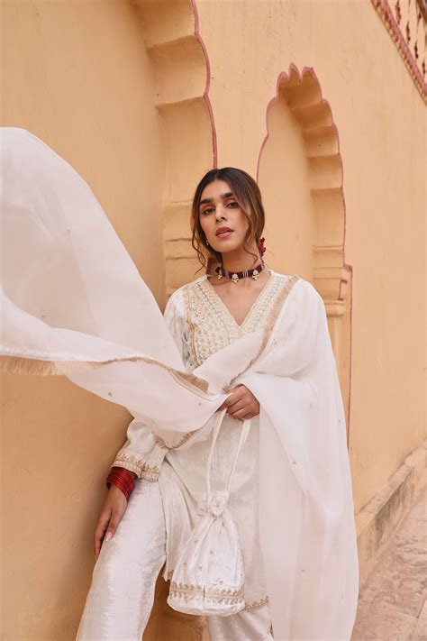 WHITE SHORT VELVET KURTA SET – Karaj jaipur