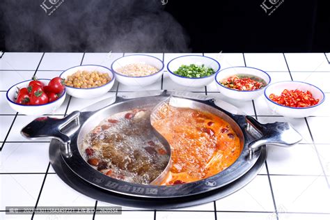番茄菌汤鸳鸯锅,中国菜系,食品餐饮,摄影素材,汇图网www.huitu.com