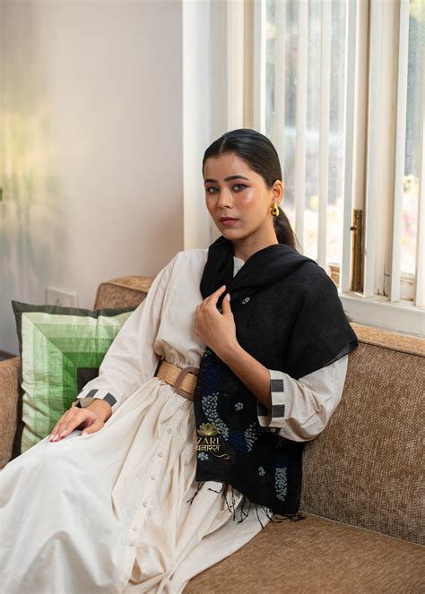 Midnight Bloom Embroidered Black Scarf – Zari Banaras