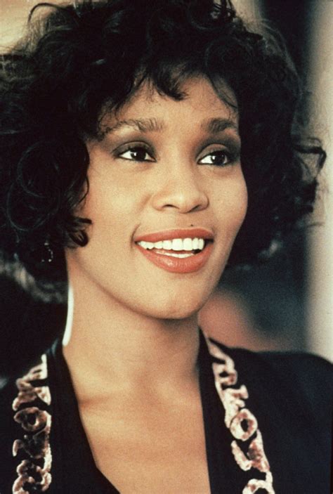 🐍 мαмвα мєηтαℓιту on Twitter | Whitney houston young, Whitney houston, Whitney houston pictures
