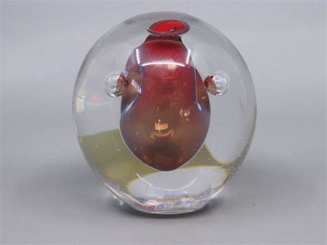 Lot - ART GLASS PAPERWEIGHT WITH RED HEART SIGNED 'STUDIO AHUS SWEDEN ...