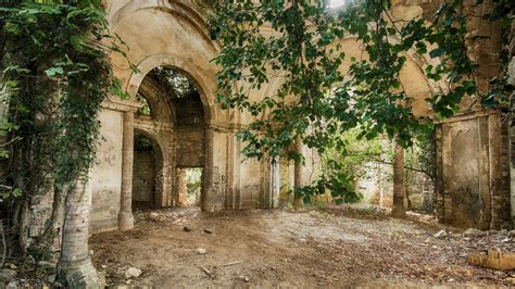 Moarte misterioasă a unei tinere de 22 de ani. A mers să caute stafii ...