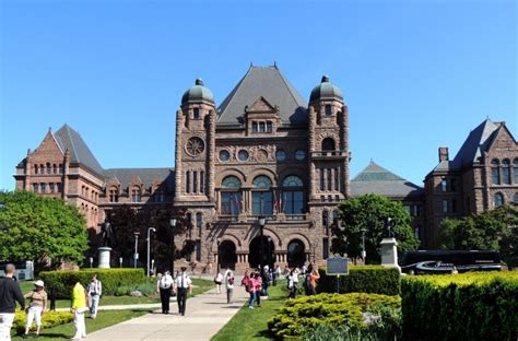 加拿大大学录取的标准与条件 – 加拿大学校申请和留学服务中心