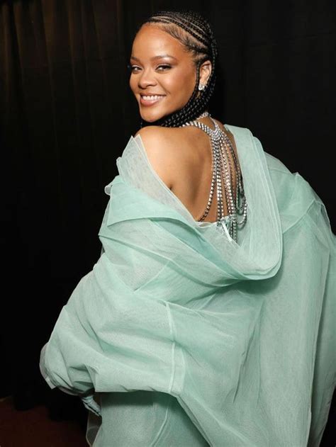 Rihanna Diduga Hamil Anak Kembar Gara-Gara Komentar Gigi Hadid ...