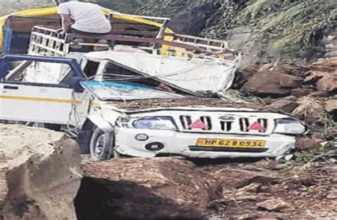 Solan: NH-5 पर खड़ी दो पिकअप पर पहाड़ी से गिरे पत्थर, बाल-बाल बचे चालक ...