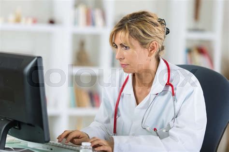 Doctor Using Computer 的图像结果