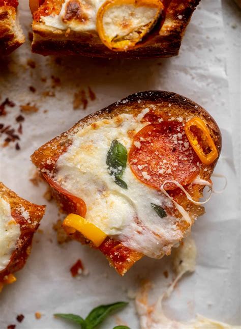 Garlic Bread Pizza - Easy Garlic Bread Pizzas