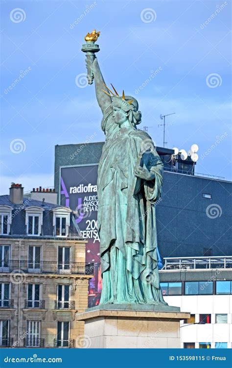 Statue of Liberty Replica on Isle of the Swans Near Pont De Grenelle in ...